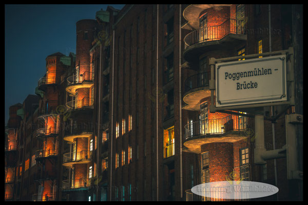 beleuchtete kontorhaeuser an der poggenmuehlen bruecke hamburg wandbilder