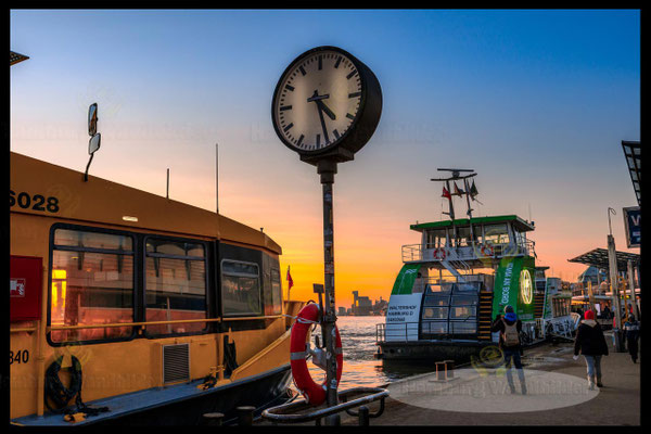 zwei faehren im sonnenuntergang hamburg wandbilder