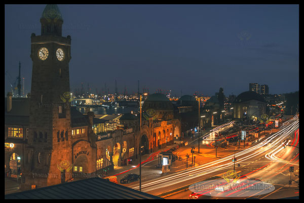 blaue-stunde-und-lichtspuren-von-autos-an-den-landungsbruecken-daemmerung-hamburg-wandbilder-2232