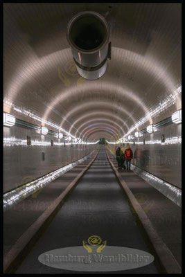 die tunnelroehre vom alten elbtunnel in hochformat als hamburg wandbilder