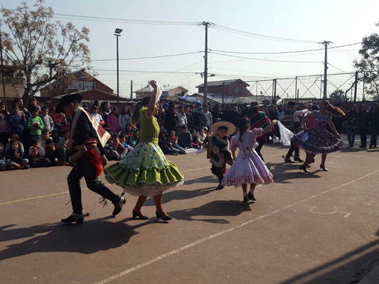 Schüler tanzen Cueca