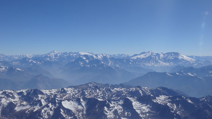 Eine gigantische Aussicht vom Flugzeug aus auf die Anden