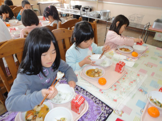 学校のランチルームで給食体験