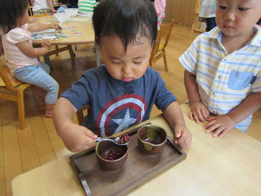 一回あけ移すとにっこり！「もっかい！」と何度も繰り返します。