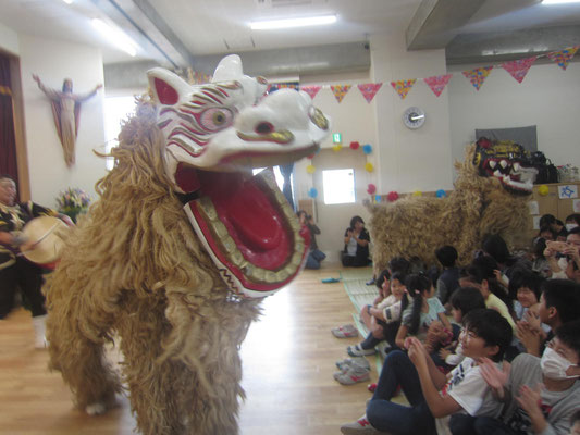 しし登場に子どもたち、びっくり！