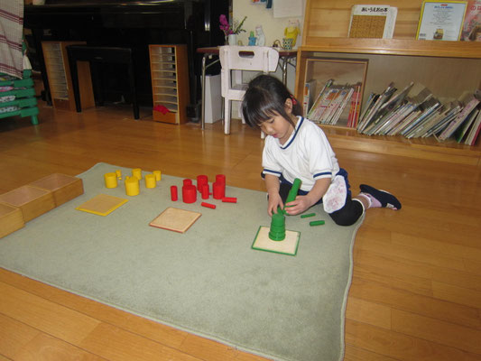 色付き円柱。順番につめるかな