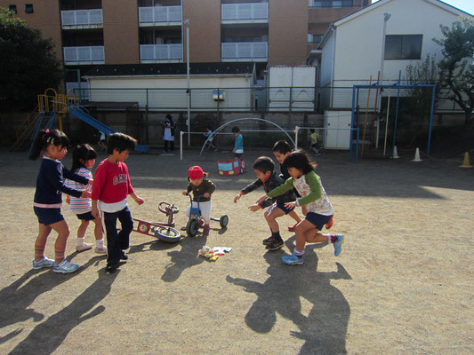 ハンカチ取りゲームで遊ぶ５歳児