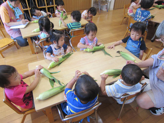 なんだろう？興味津々の子どもたち。