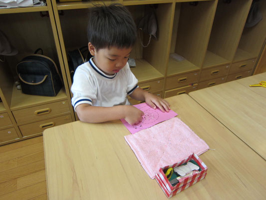 「縫いさし」図案に均等に穴をあけ、刺繍針で波縫いをします。