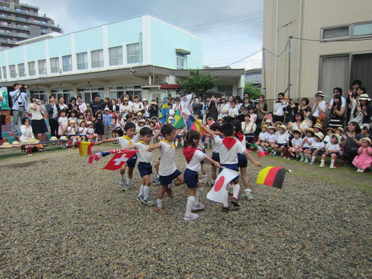 ５歳児マリア祭をお祝いして旗パレードを披露