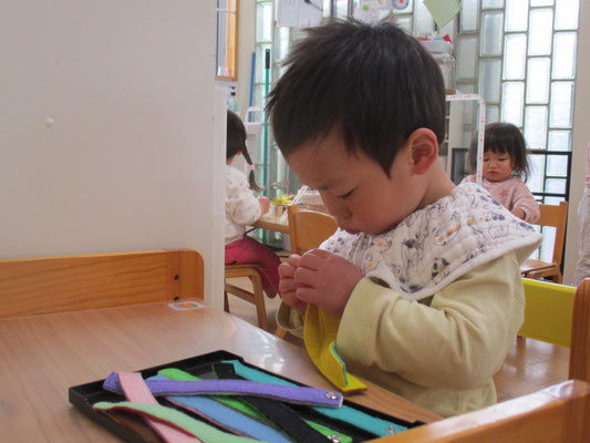 涙が落ちつき集中して遊び始めた新２歳児