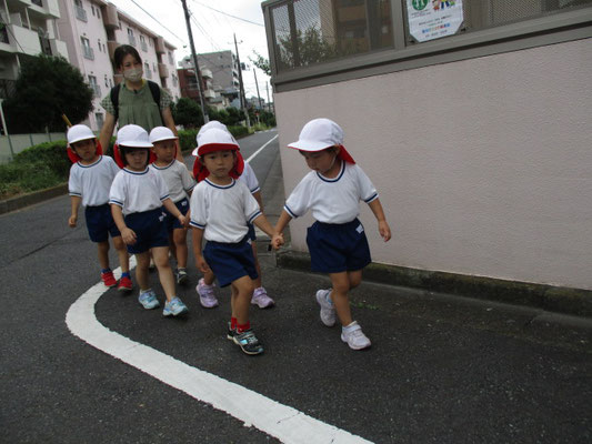 「〇ちゃん！手離さないでね！」