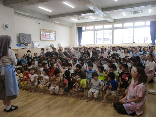 ７５名の祖父母が参加