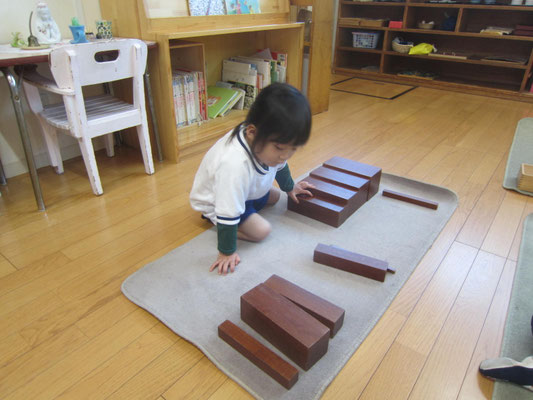 茶色い階段。どれが太いかな