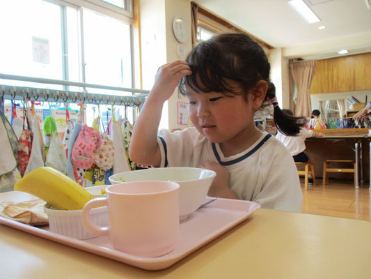 写真は４歳児。食べる前に、お祈りをしてから「いただきます」