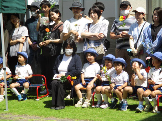 お花を手にもってマリア祭が始まります