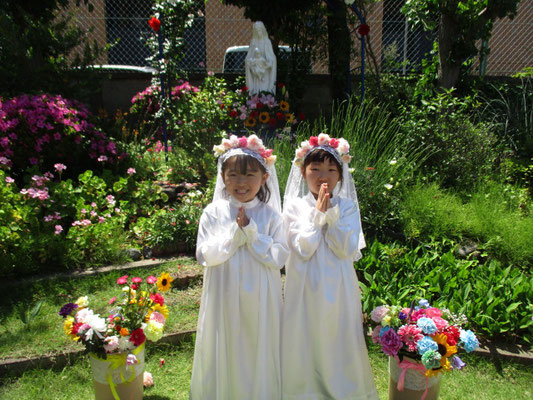 お花まきの子どもがお祈りを捧げます