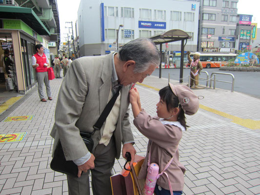 「ありがとうございます」と、照れながら羽をつける５歳児