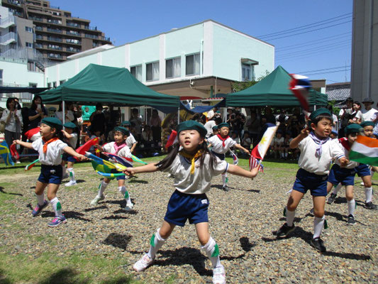 5歳児旗パレード「スマイル」