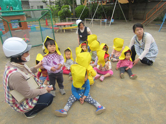 ２歳児も上手に防災頭巾をかぶり避難です