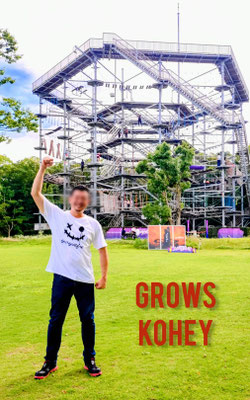大阪のゲイマッサージGrows（グローズ）の男性セラピストKouhey（コウヘイ）。アスレチックを背景にした力強いガッツポーズの紹介画像。アクティブで頼もしいセラピスト。
