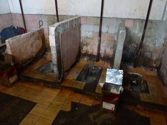 WC collectif dans une station de bus a Tbillisi. (Bonjour - ça se passe bien chez vous ?)