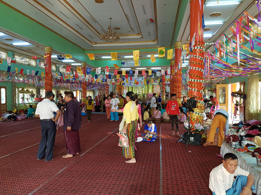 Dans l'entrée d'un temple. Une vraie galerie commerciale