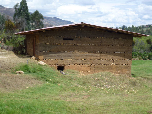 Détail des murs en terre avec coupure de rangées de pierres