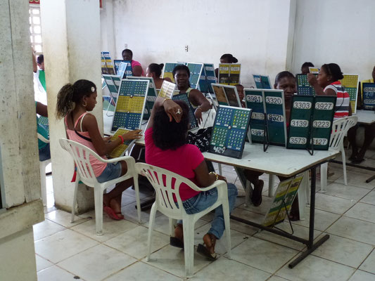 Une partie de loto dans une salle. Plus de 100 personnes, surtout des femmes0