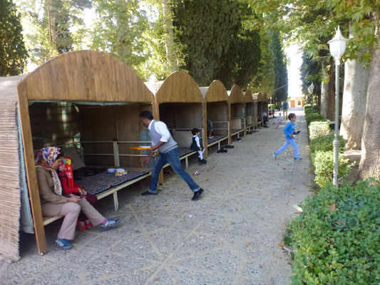 Restaurant. Emplacements surélevés avec tapis pour le repas d'une famille