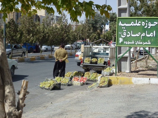 Une multitude de récoltants vendent leurs fruits sur la rue