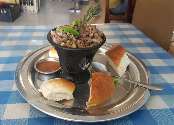 Un menu haut de gamme. De la viande de chèvre maintenue au chaud dans un réchaud de braise