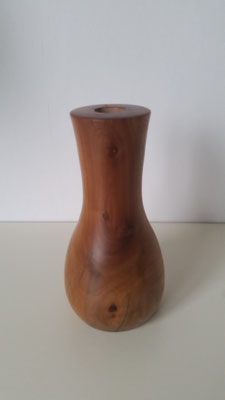 Vase aus Apfelbaum, mit Rissen, geölt, H 15,5 cm, Dm 8 cm