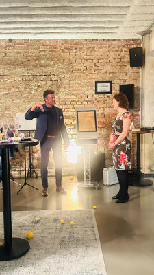 Die Darbietung seiner Zaubershow, in der Zauberer und Tischzauberer perfekt harmonieren, wird als Highlight der Veranstaltung gefeiert. Dabei sorgt er für Stimmung, verzaubert mit Mentalmagie und bringt mit seinen Magic Oli Wonder Einlagen frische Energie