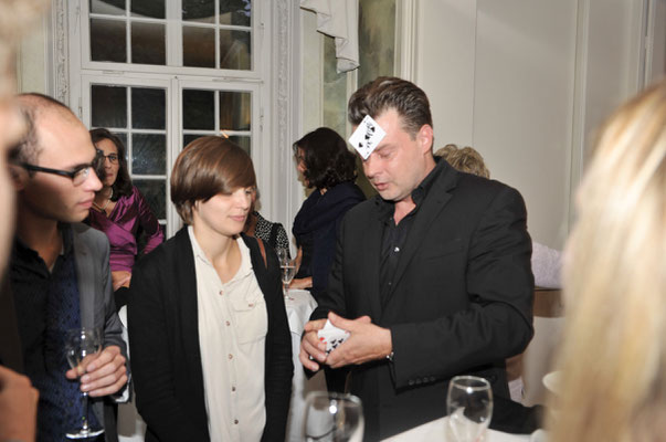 Ob bei einem Firmen-Event, einer privaten Feier oder einer besonderen Veranstaltung in München – als Zauberer für München sorge ich mit einer maßgeschneiderten Mysterium und Close-up-Zauberei für unvergessliche Momente. 
