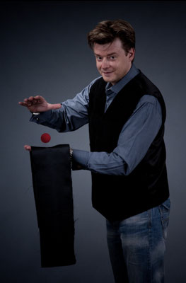 Ihr Magier für Sachsen: Begeistern Sie Ihre Gäste in Chemnitz mit erstklassiger Mentalmagie bei Hochzeiten, Firmenfeiern und besonderen Events. Magie, die verzaubert!