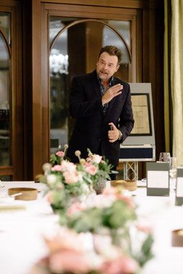 In Stuttgart wird jede Hochzeit durch einen Trickkünstler spannender. Buchen Sie Ihre Zauberer Hochzeit, damit auch Ihre Familie die perfekte Show erlebt.