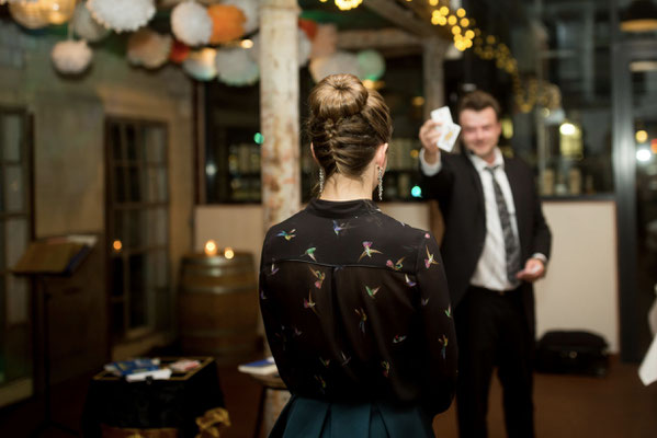 In Frankenthal Pfalz wandern Objekte von Hand zu Hand, Close Up macht Magie greifbar. Solche Momente fördern Kommunikation und Lachen, ideal für Networking-Events und festliche Anlässe aller Art.