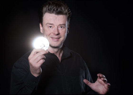  Ob gala, hochzeiten oder empfang – meine auftritten in würzburg sind so individuell wie Ihre Gäste und bleiben als lebendige erinnerung. Mit jahrelanger Erfahrung als mentalist verbinde ich magier-Handwerk mit modernem Storytelling.