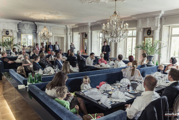  Von klassischer Magie bis hin zu modernen Illusionen – ein Zauberer kann Ihre Hochzeit in ein magisches Highlight verwandeln.