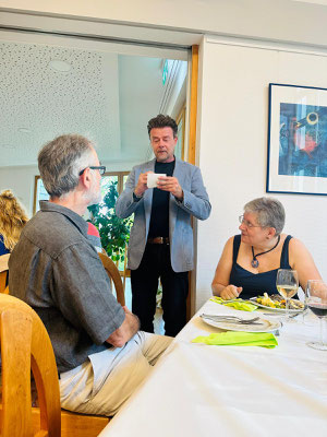 Firmenevents, Hochzeiten und Geburtstage leben von einer guten Mischung aus Show und Unterhaltung. Ich biete diese Mischung. Direkt, charmant und immer auf Ihr Publikum zugeschnitten.