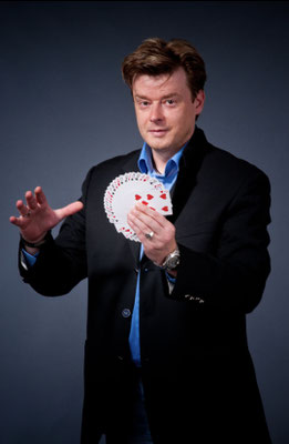  In meiner Welt der Illusionen agiere ich als illusionist, der selbst anspruchsvolle Zuschauer immer wieder überrascht. Jeder Auftrag wird professionell umgesetzt, denn ich bin ein echter Magier und profi, der noch mehr künstler inspiriert. 