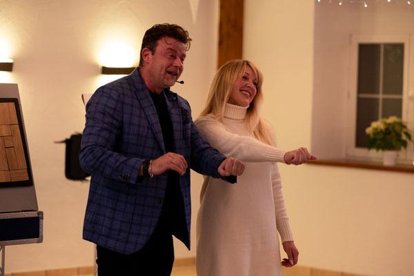 Als Magier Duo oder solo – ich halte für Hochzeiten am Rhein das passende Highlight bereit. Liebevolle Kunststücke, romantische Mentalmagie und eine zauberhafte Atmosphäre machen Ihre Hochzeit in Ludwigshafen am Rhein unvergesslich.