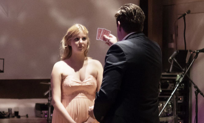 Ein Zauberer für Ihre Hochzeit in Magdeburg kann ein unvergessliches Erlebnis für Sie und Ihre Gäste sein. Stellen Sie sich vor, wie Ihre Gäste staunen, wenn ein professioneller Zauberer mit einer Vielzahl von magischen Performances Ihre Feier bereichert.