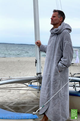 Extra langer Luxus-Bademantel Comfort in Grau für Damen und Herren am Strand
