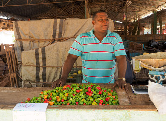 Händler auf dem wichtigsten Obst- und Gemüsemarkt in Camagüey, Kuba.