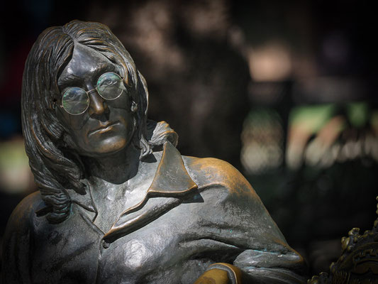 John Lennon saß auch in  einem Park in Havanna herum. Eine Frau kümmerte sich eigens um seine Brille und setzte sie ihm auf die Nase, wenn ein Tourist vorbeikam.