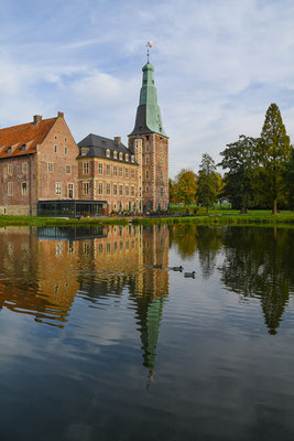 In der ersten Hälfte des 18. Jahrhunderts starb das Geschlecht der von Velen zu Raesfeld aus. Das Schloss wurde nur noch unregelmäßig bewohnt und verfiel allmählich.