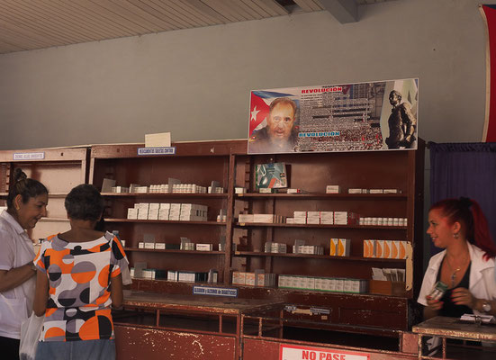Selbst in der Apotheke schaut Fidel zu- na ja, er hatte ja gerade Todestag!