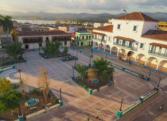 Blick vom Hotel "Casa Granda“ auf den Parque Céspedes und die Casa de Velázquez, rechts davon das Rathaus von Santiago de Cuba